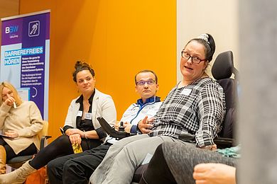 Vier Personen sind auf dem Bild zu sehen, die sitzen und eine Person spricht im Rahmen der Lebendigen Bibliothek